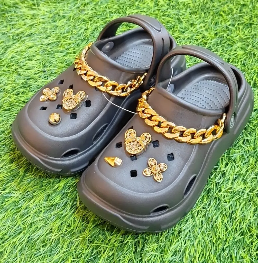 Crocs con Cadena y Plataforma